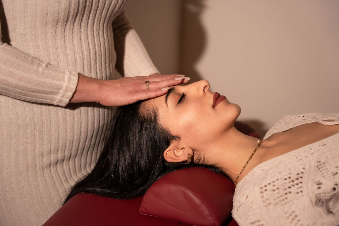 Reiki-Behandlung auf der Behandlungsliege